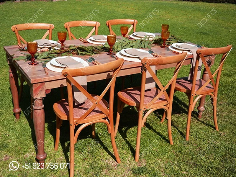 Chaises à dossier croisé pour événements