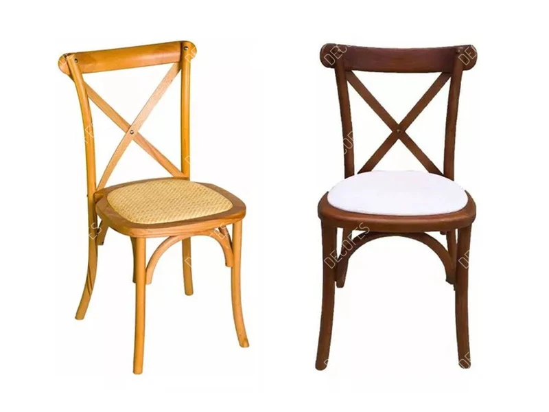 Chaises à dossier croisé pour événements