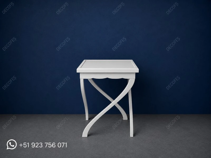 Petite table à pieds incurvés pour gâteau