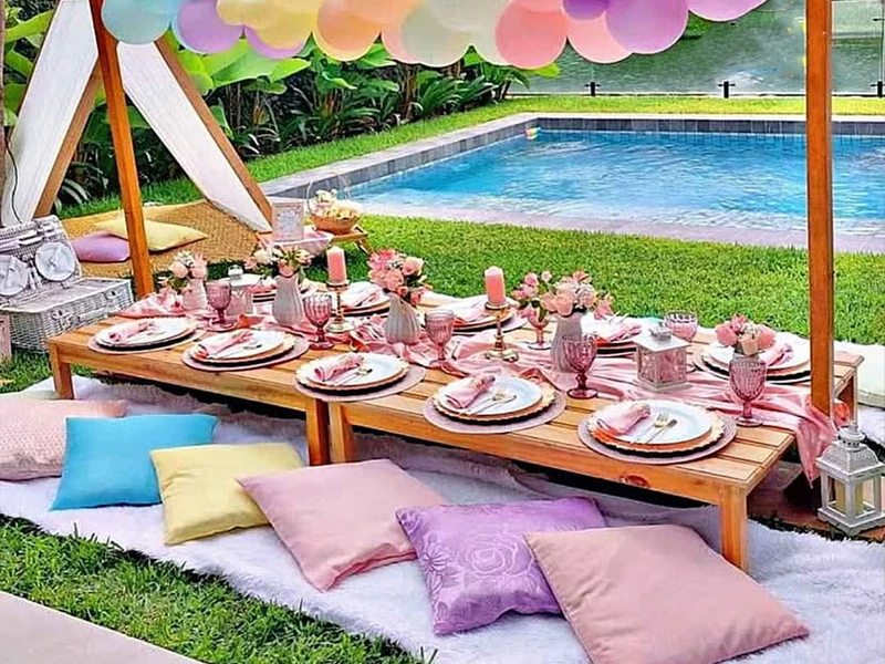 Tavolo da picnic e tenda indiana per feste